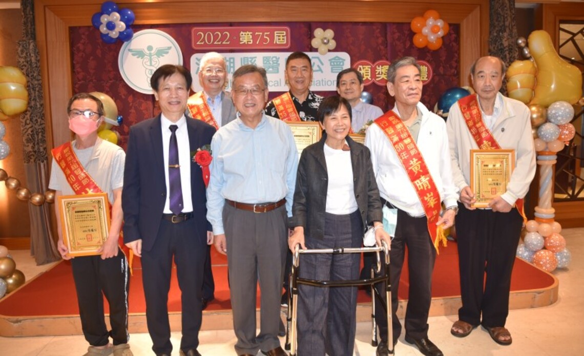 醫師節慶祝大會   賴峰偉、劉陳昭玲表揚資深仁醫