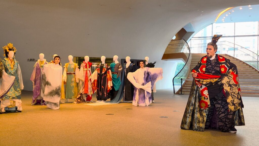 歌劇院《冥遊記—帝王之宴》宣告記者會,三位演員吳宜蓁、范心瑜、杜健瑋,開場演出﹤闖工面聖﹥精彩片段。(圖/陳惠玲攝影)