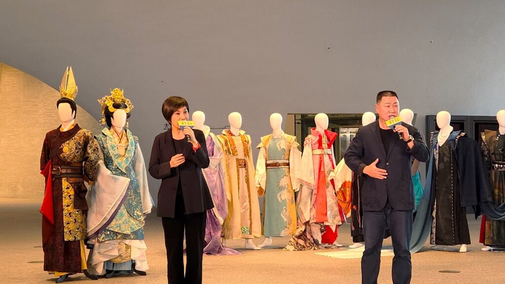 唐美雲、唐文華現場演唱〈唐代七字接新編七字〉。(圖/陳惠玲攝影)
