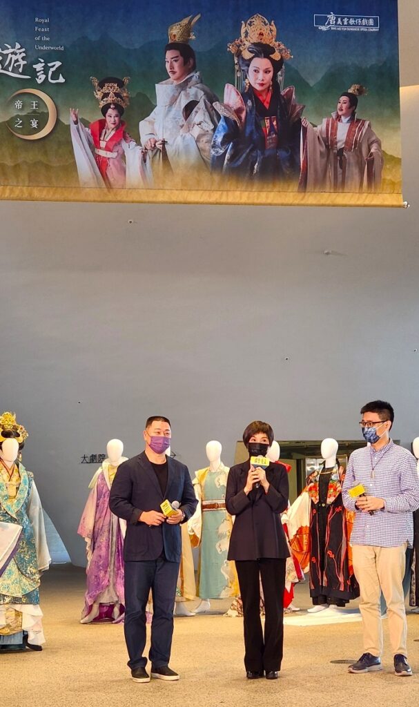 歌仔戲團藝術總監暨製作人唐美雲、特別邀演唐文華、編劇陳健星,現場分享《冥遊記—帝王之宴》內容。(圖/陳惠玲攝影)