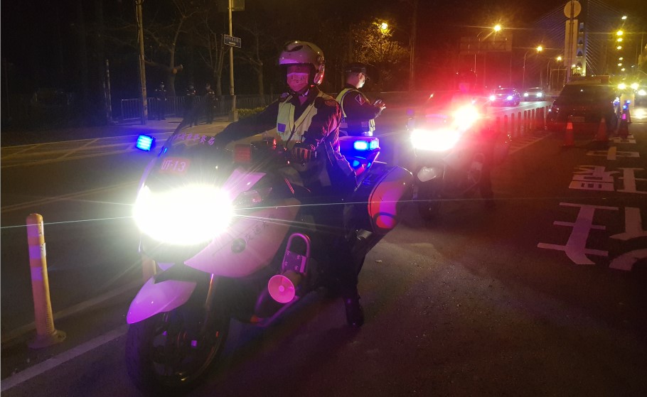 ▲中市警出動「警用大型重機」增強機動性，展現警方取締酒駕執法強度       (圖/台中市警察局 提供)
