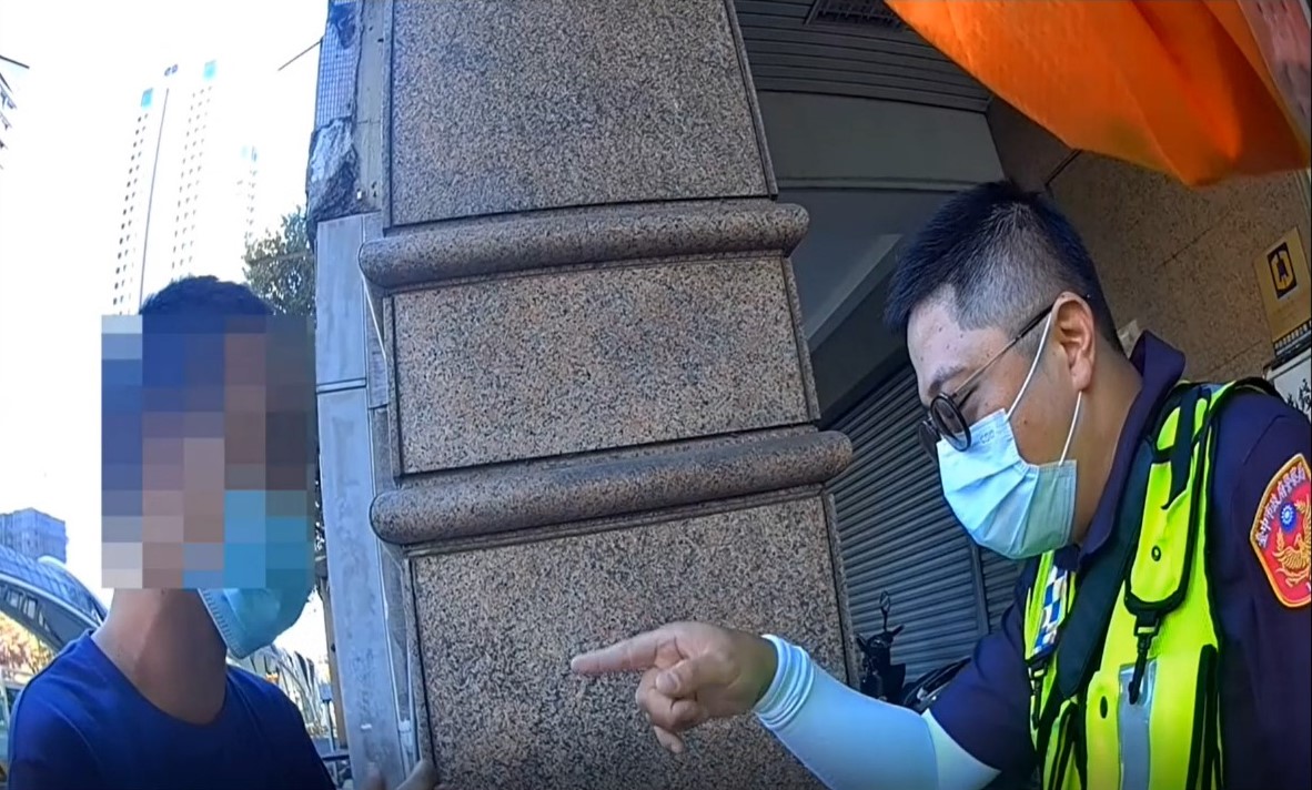 ▲民權所員警舉出許多網路好友假借錢真詐騙案例,終於打消陳男匯款念頭 (圖/台中市警察局 提供)