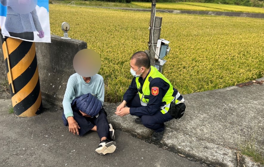 ▲通霄分局烏眉派出所員警巡邏發現老翁呆坐於道路旁 (圖/苗栗縣警察局 提供)