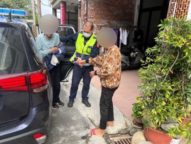 ▲員警查出鄭姓老翁身分及住家後，直接將老翁載送返家     (圖/苗栗縣警察局 提供)
