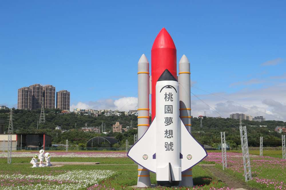 圖 :@好想去喔-高七米的太空梭登陸在花海中。(桃園市政府提供)