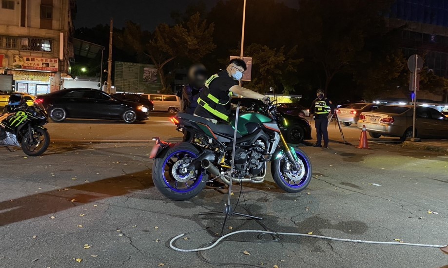 ▲員警將攔查的疑似非法改裝車帶往噪音檢測站進行實地檢測 (圖/台中市警察局 提供)