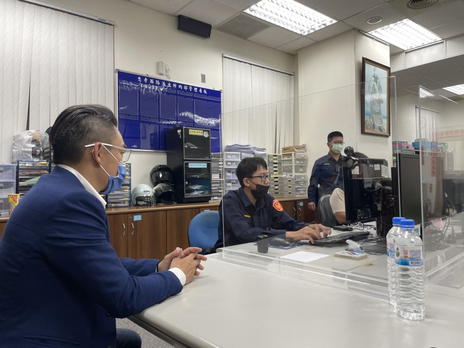 稱民進黨抹黑攻擊一條龍 藍委、徐巧芯要陳時中給解釋 19 國民黨立委洪孟楷11月9日晚間10時,針對綠營側翼抹黑文件,至中正一分局報案。