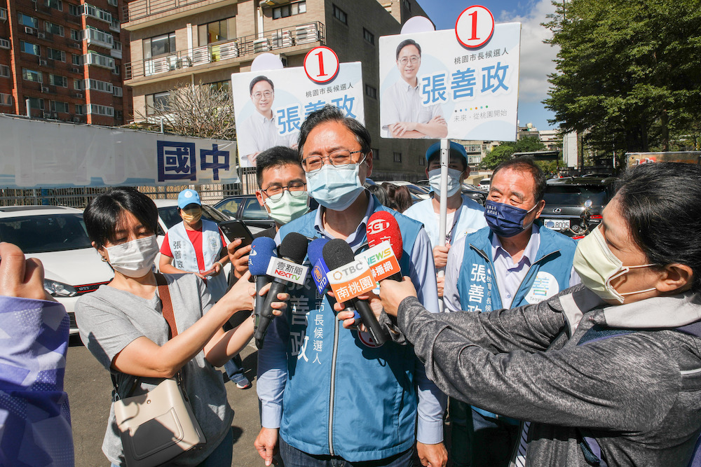 桃園民眾信箱被塞入打張黑函 張善政:民進黨敗壞選風無極限 14 桃園當地出現有民眾住家信箱被塞入黑函的情況,內容攻擊國民黨桃園市長候選人張善政。張善政10日公開痛批,民進黨敗壞選風沒有極限。