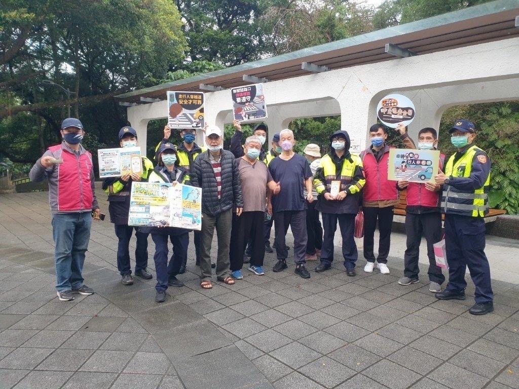 圖片說明:文山第一分局於木柵公園,針對年長者逐一面對面進行交通安全宣導。(記者楊國域翻攝)