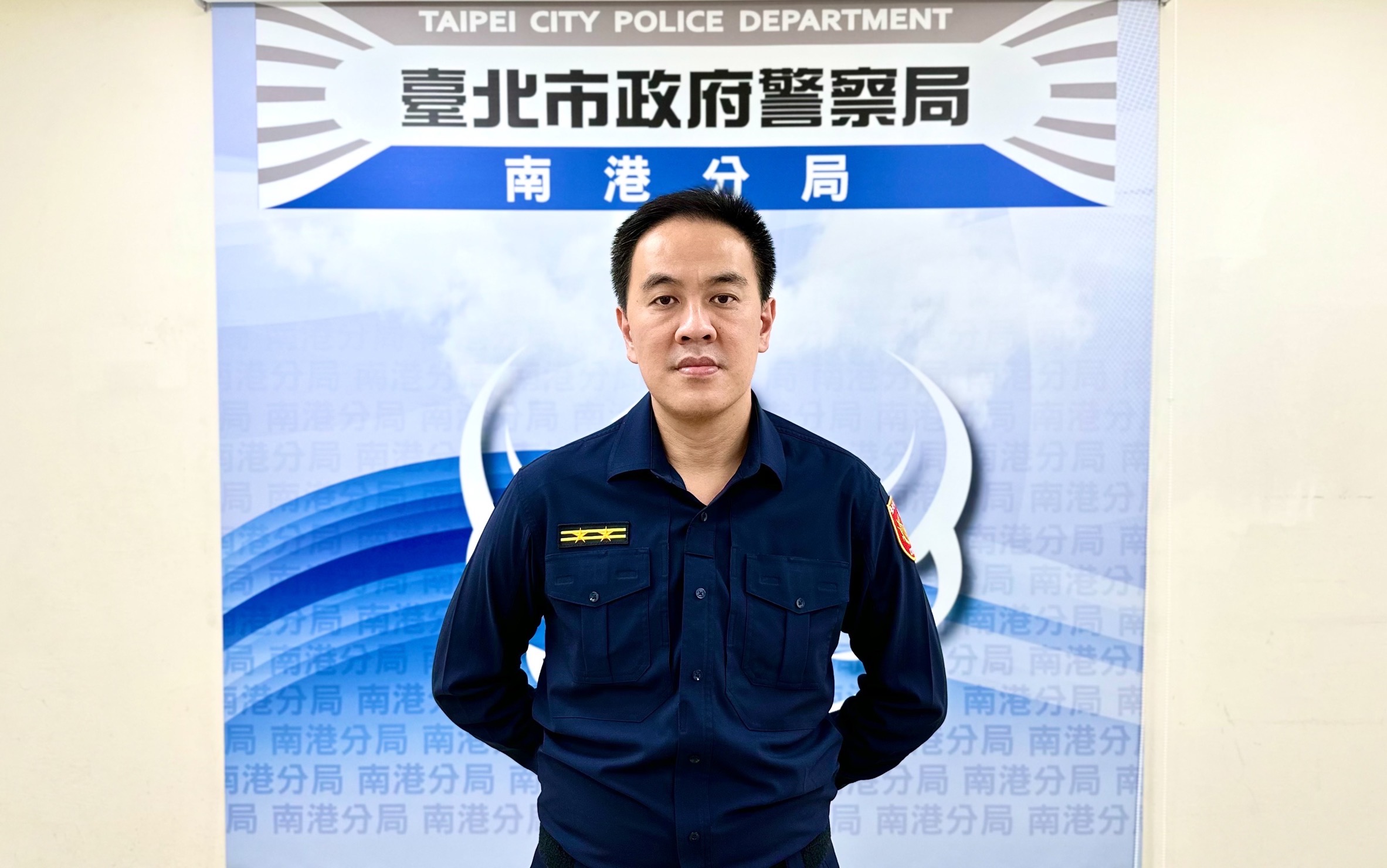 圖片說明:同德派出所所長陳易典說明畫面。(記者林艷林翻攝)