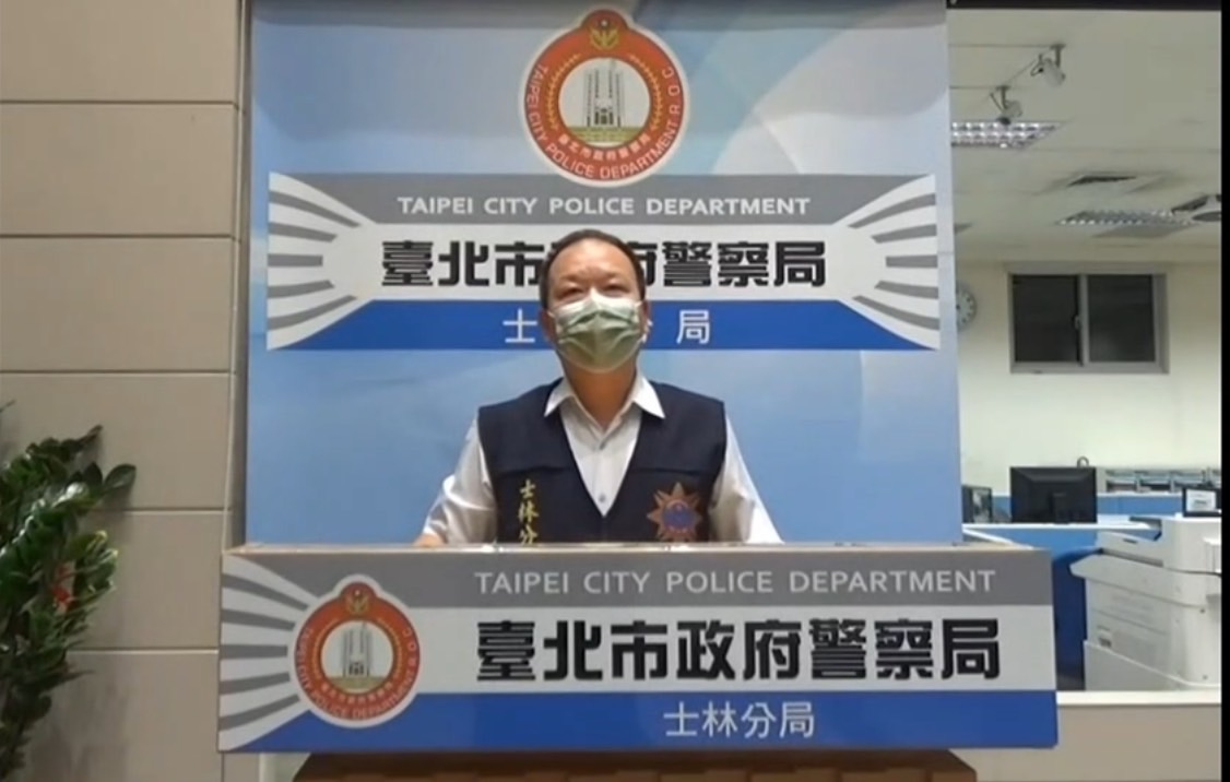 圖片說明:士林分局偵查隊副隊長林顏興說明畫面。(記者葉鈞宇翻攝)