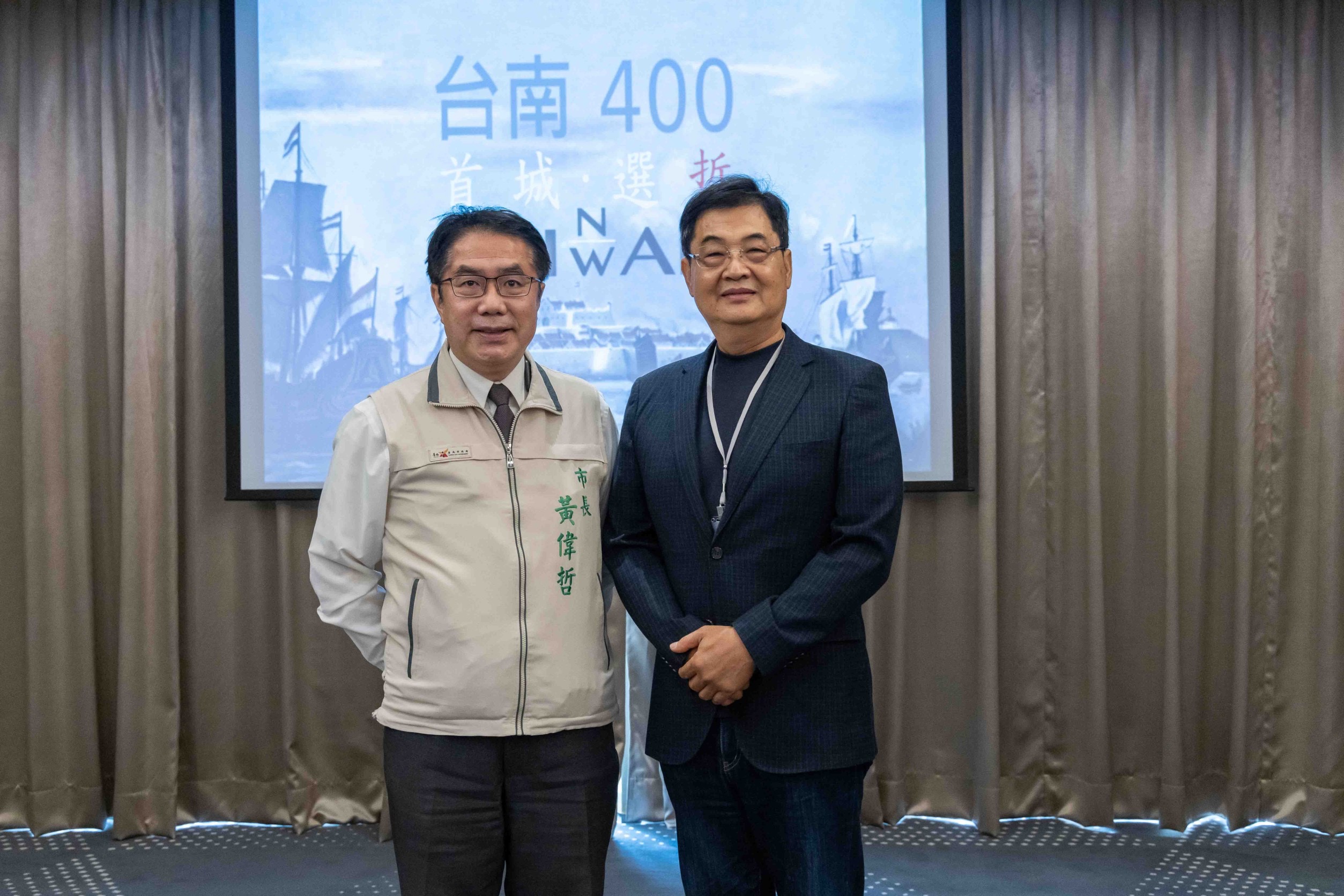圖片說明:後援會會長,同時也是國家指定人間國寶陳啟村(右)發起黃偉哲台南藝文後援會,與巿長黃偉哲(左)合影。(圖/黃偉哲競總提供)