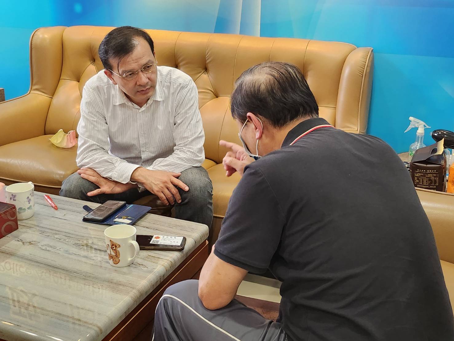 圖片說明:朱姓「反毒志工」(圖右)隨同張榮法(圖左)現身説法,以吸毒者家長的血淚見證,呼籲家長重視毒品侵入校園的議題。(記者馬治薇翻攝)