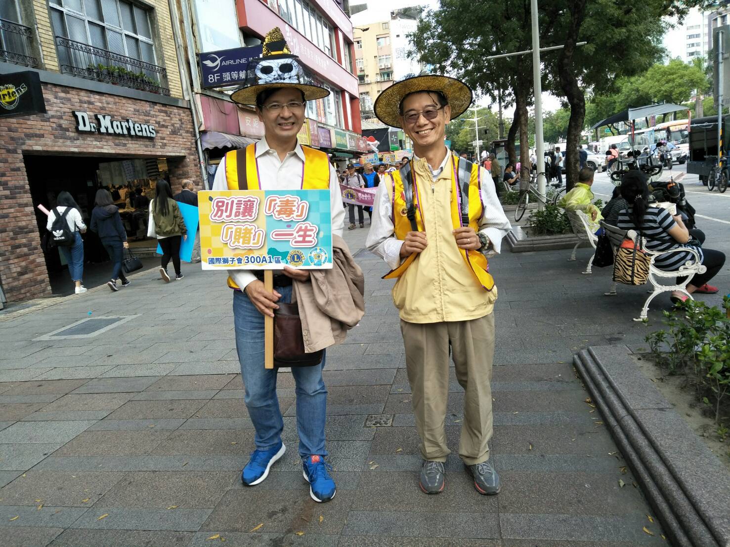 圖片說明:張榮法(圖左)和前警政署副署長何海民(圖右)一同宣示反毒 。(記者馬治薇翻攝)