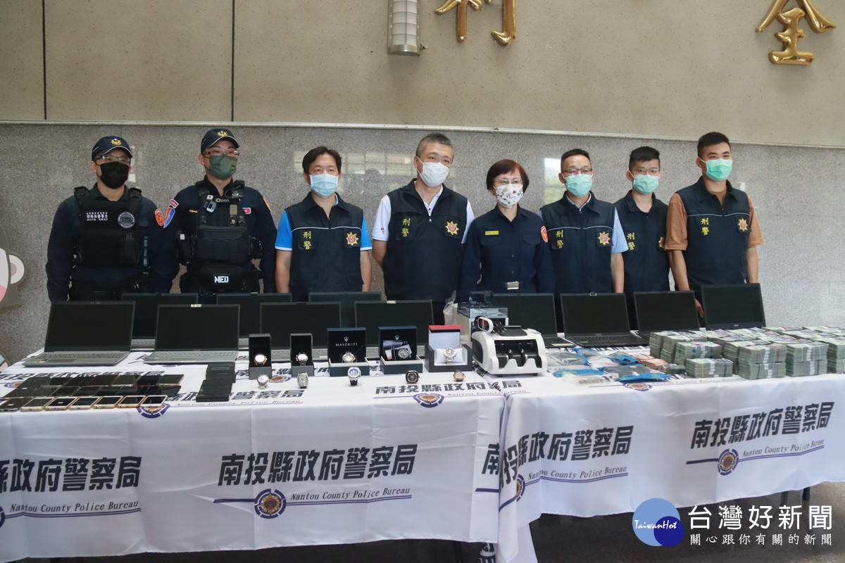 南投縣警局展示近期查扣的贓物。(記者扶小萍攝)