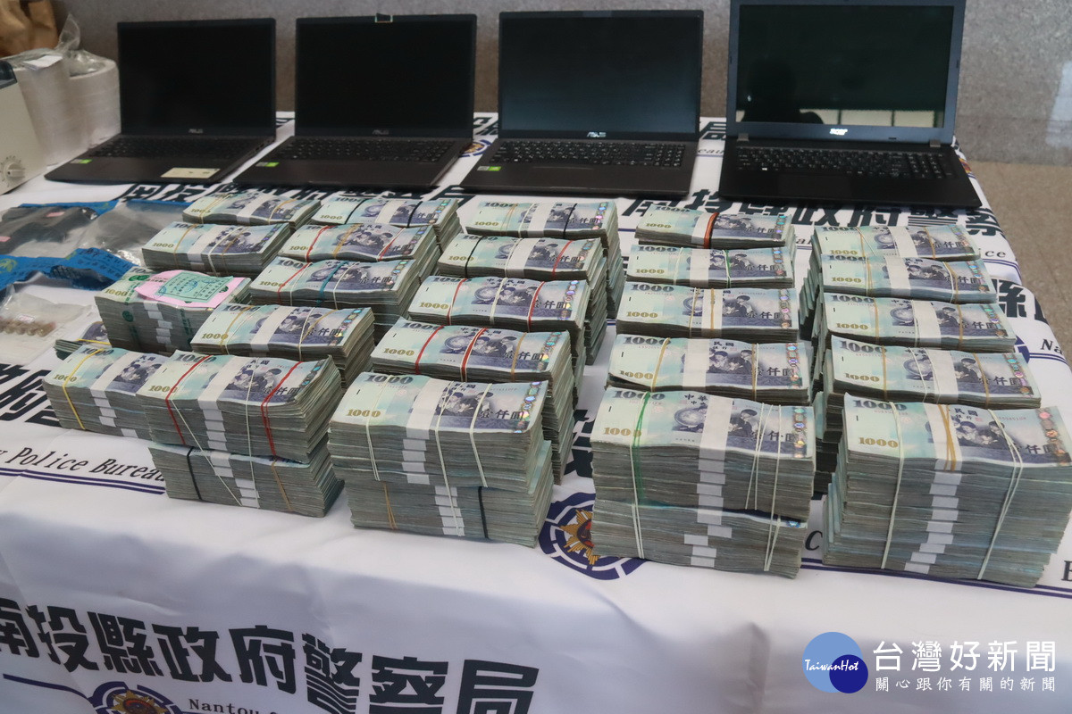 警方於一處洗錢水房查扣現金2千餘萬元。(記者扶小萍攝)