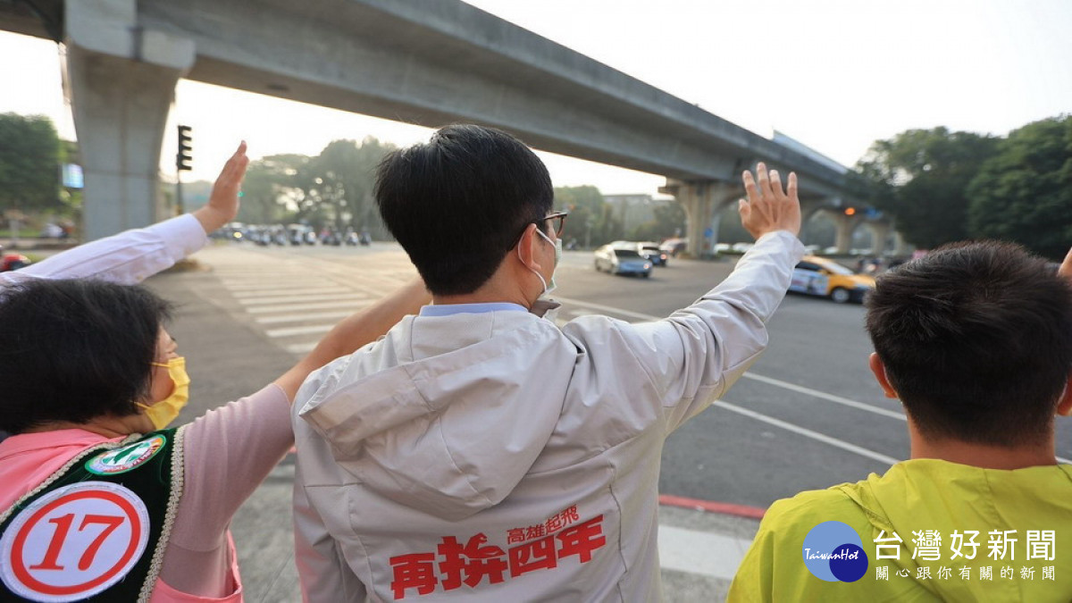 ▲陳其邁到楠梓區左楠、後昌路口拜票。(圖/記者 許高祥 翻攝)