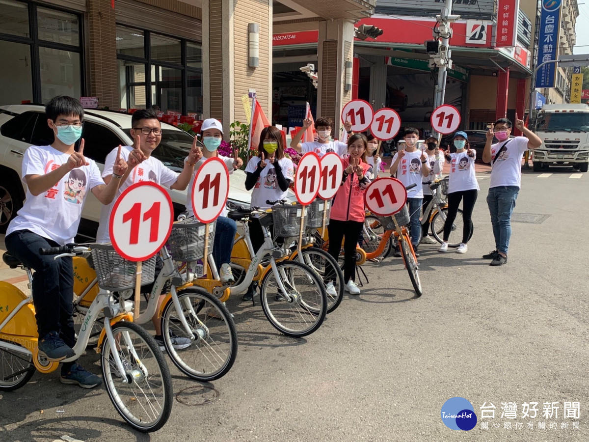 台中市第4選區(豐原、后里)登記第11號市議員候選人蔡怡萱Ubike在豐原市區繞出「11」字型軌跡。