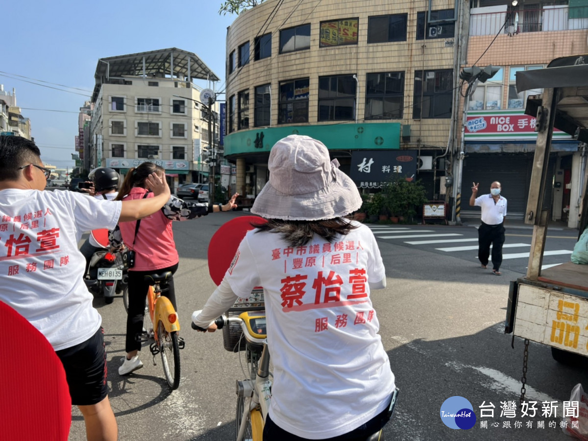 台中市第4選區(豐原、后里)登記第11號市議員候選人蔡怡萱Ubike在豐原市區繞出「11」字型軌跡。
