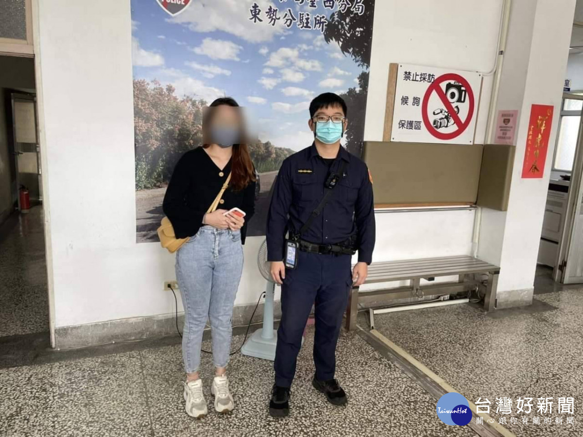 23歲蕭女手機遺失到警所報案求助，員警撥打蕭女電話查到手機定位在早餐店附近，循線協助其找回失物／警方提供