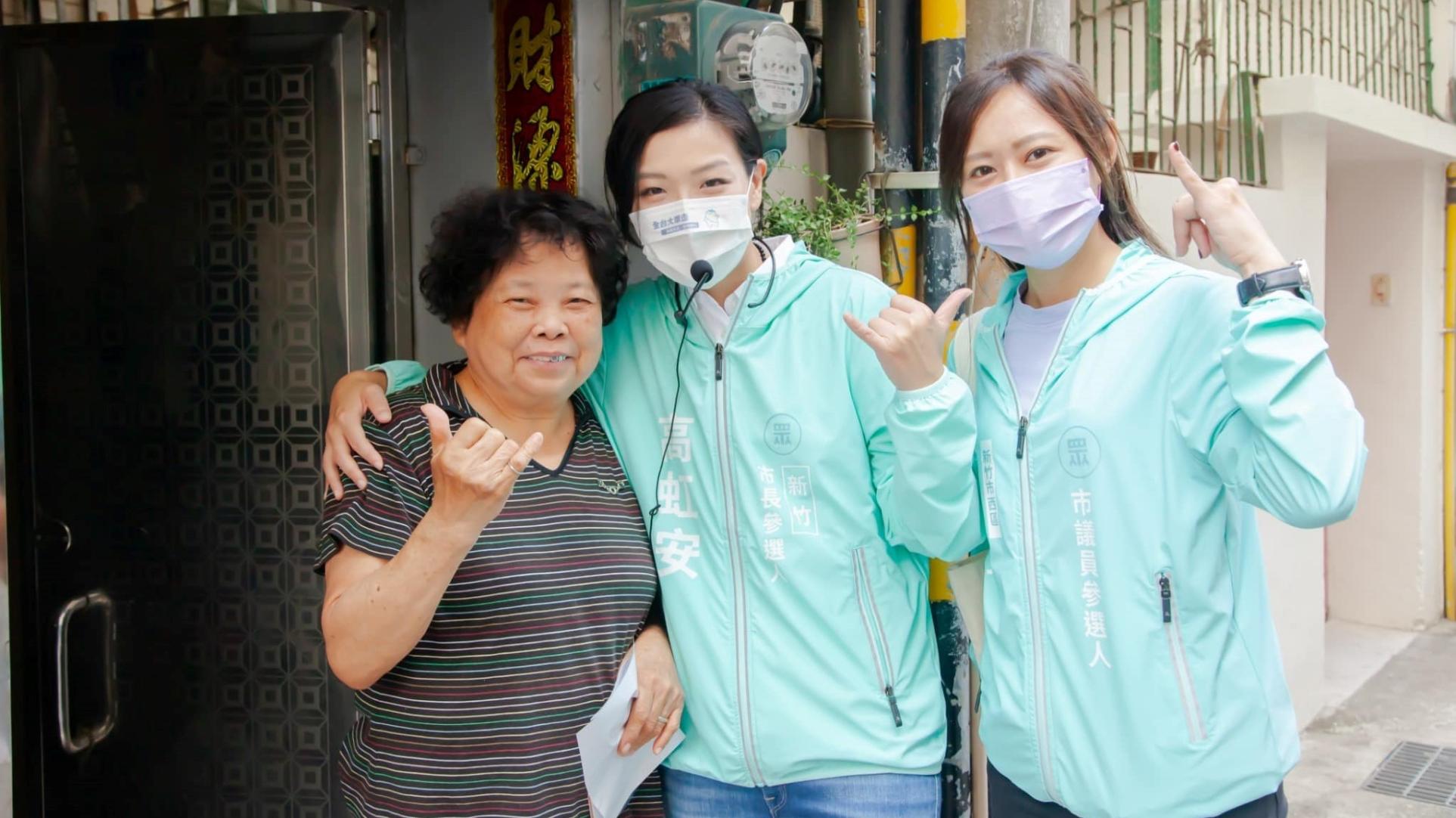 高虹安11日中午與民眾黨新竹市議員候選人施淑婷一起在客雅里徒步拜訪。翻攝高虹安臉書