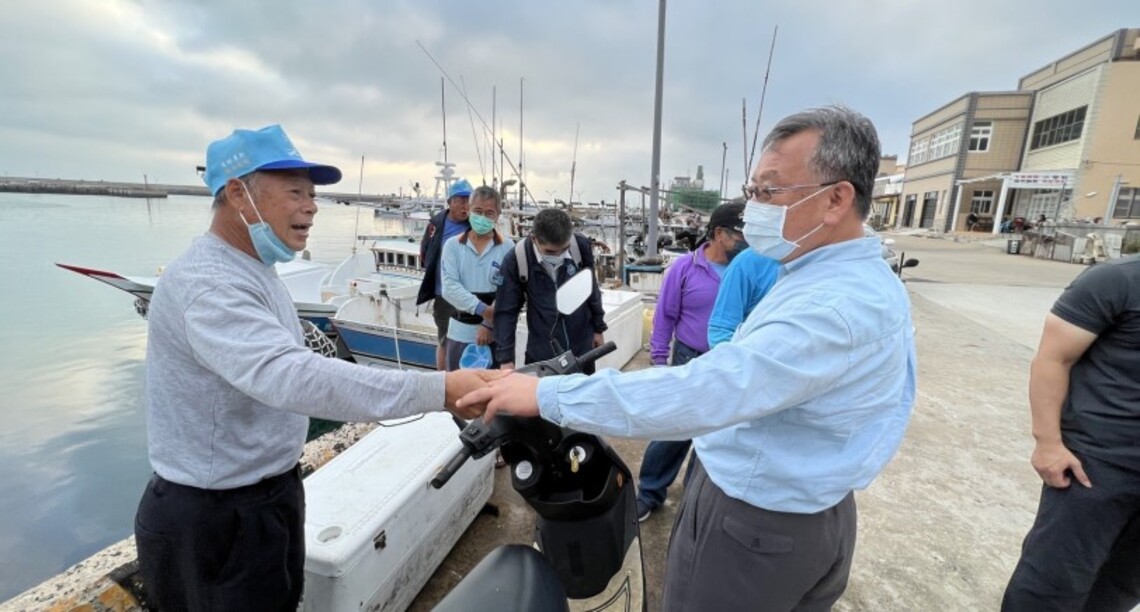 賴峰偉至七美關心地方建設 承諾製冰廠完工前 每日運冰供應漁船