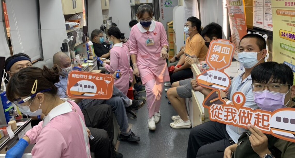 高鐵左營站「寒冬送暖 捐血傳愛」 捐出熱血贈高鐵造型抱枕