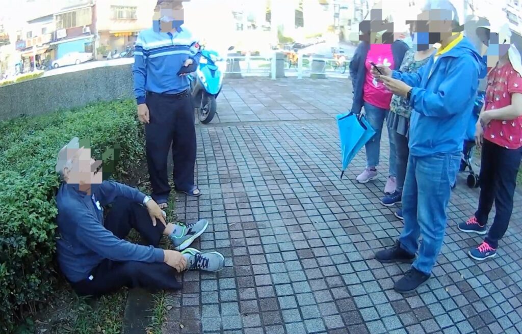 新北市樹林分局三多派出所警員黃裕翔於日前執行勤務時，接獲里長曾世賢通報有一名老翁在樹林區保安街公園內跌倒受傷，需要警方協助