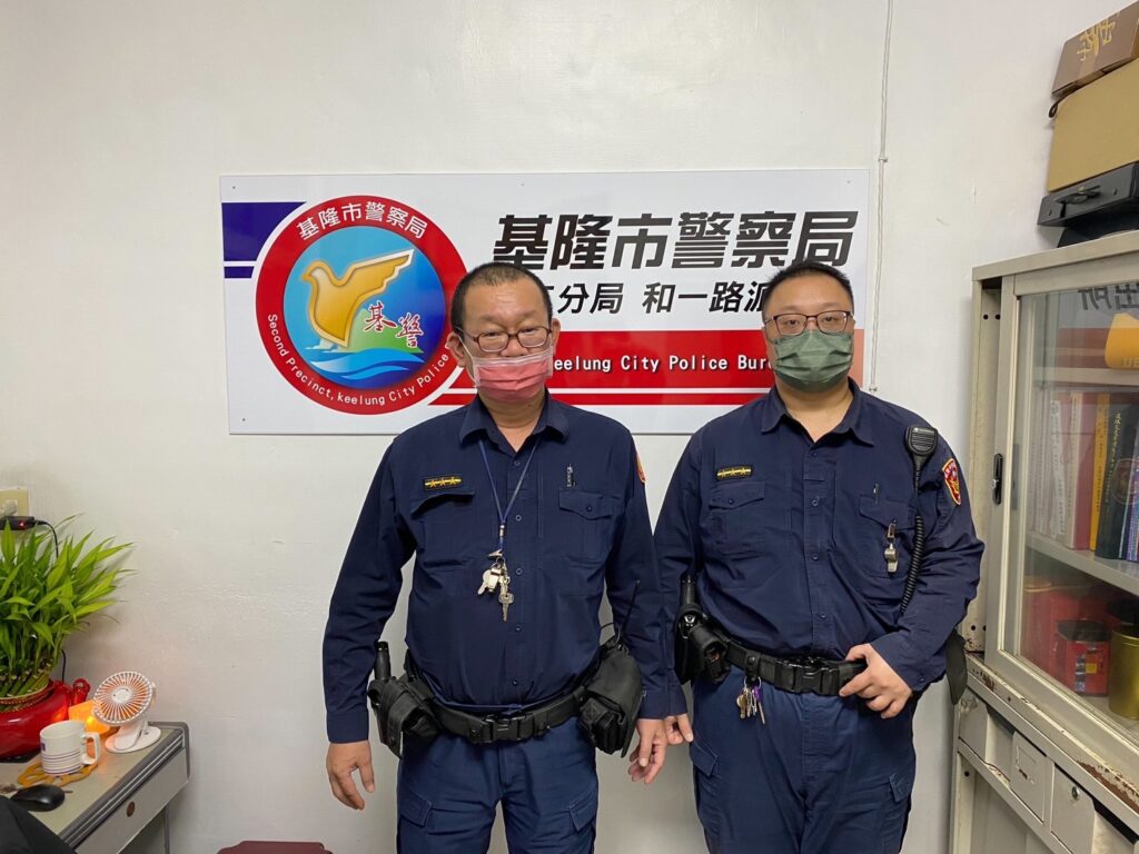 基隆市警察局第二分局和一路派出所警員龔恩宗(左)、潘禹叡(右)。