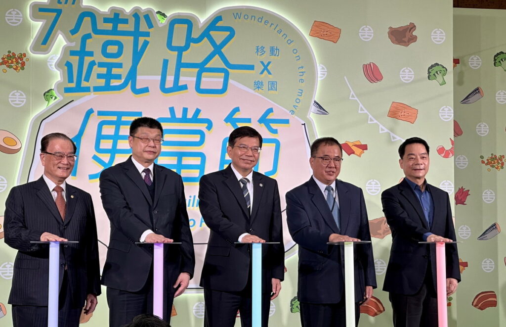 圖說：交通部長王國材11日親臨台北車站大廳，與台鐵局長杜微(中左)、漁業署長張致盛(中右)、鐵道局長伍勝園(右)、台灣鐵道觀光協會理事長鄭光遠(左)共同主持「2022第7屆鐵路便當節」開幕式。（圖／台鐵提供）
