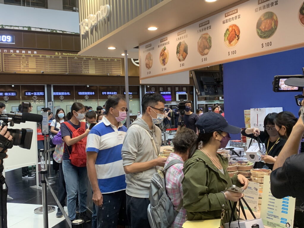 圖六 鐵路八角便當即將停賣，民眾一早大排長龍搶購買。