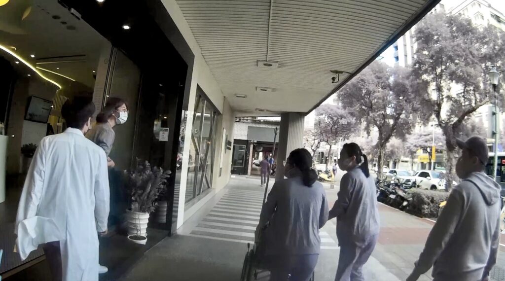臺北市保安警察大隊員警6分鐘後迅速抵達醫院,立即通知醫護人員將產婦接下車並護送上診間。