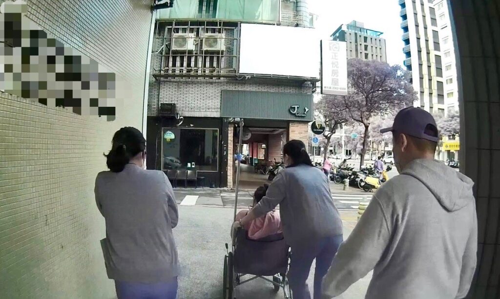 -臺北市保安警察大隊員警6分鐘後迅速抵達醫院,立即通知醫護產婦護送上診間準備生產。