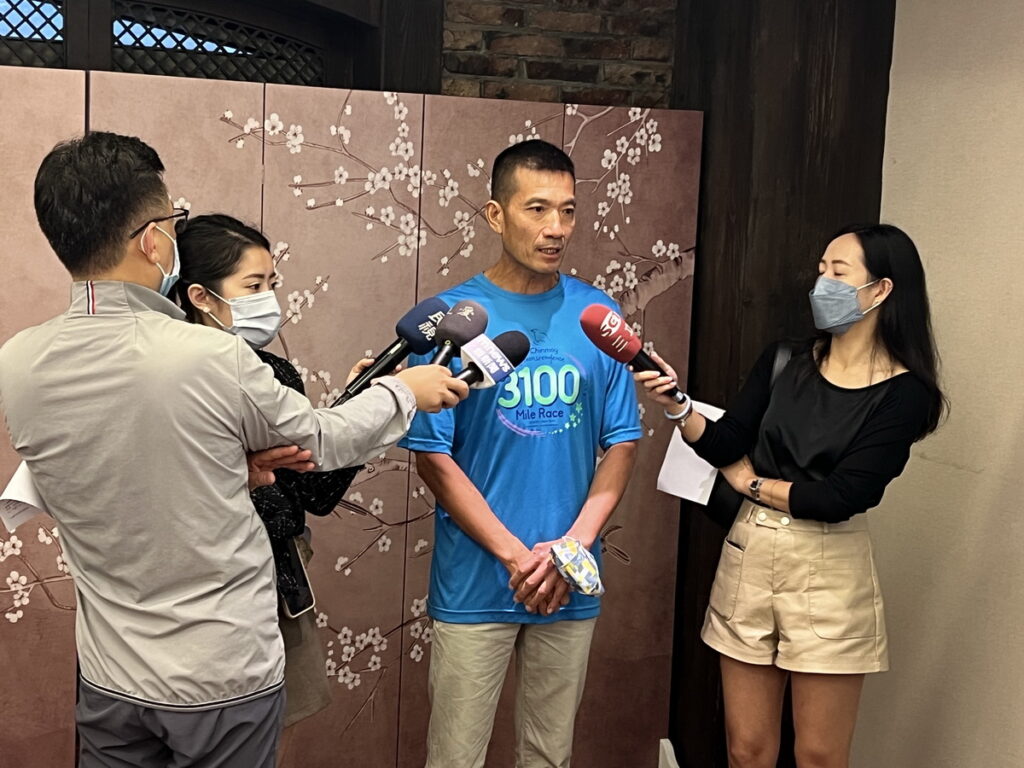 老爹受訪