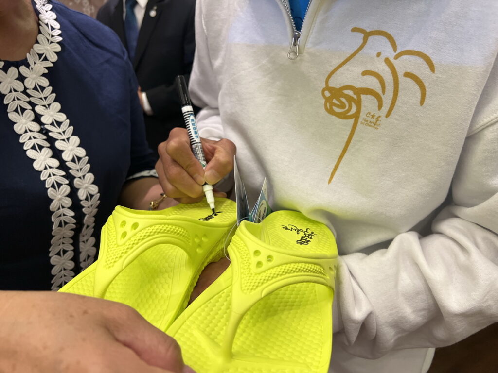 羅維銘在母子鱷魚Y拖簽名