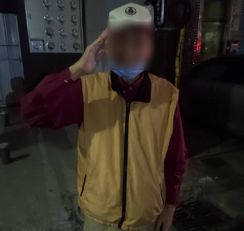▲員警帶領迷路兜圈的李姓老翁回到住家，老翁直向員警道謝 (圖/台中市警察局 提供)
