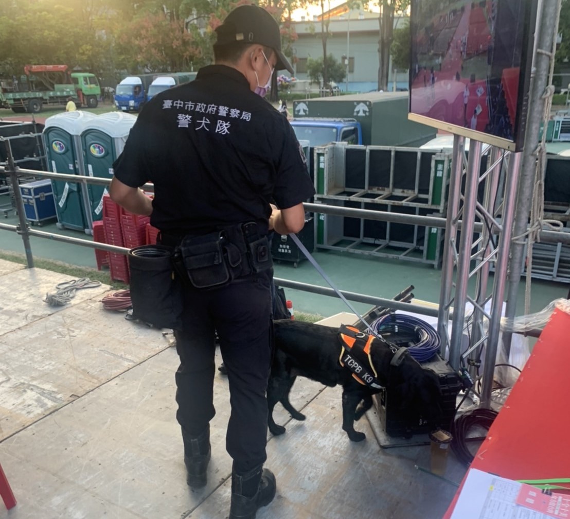 ▲警犬隊於各活動現場勘察偵蒐爆裂物,維護大眾安全 (圖/台中市警察局 提供)