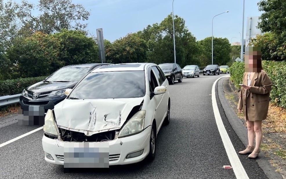 ▲女子駕車高速公路與大貨車發生事故後,行至下匝道口時拋錨路中 (圖/台中市警察局 提供)