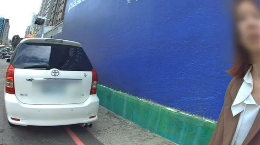 ▲員警幫忙將車子從匝道推下平面道路旁,再聯絡拖吊車到場處理 (圖/台中市警察局 提供)