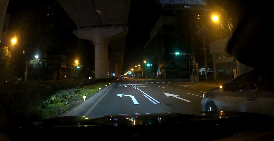 ▲南屯所員警以巡邏車閃燈鳴警笛開道,護送羊水已破的孕婦到醫院 (圖/台中市警察局 提供)