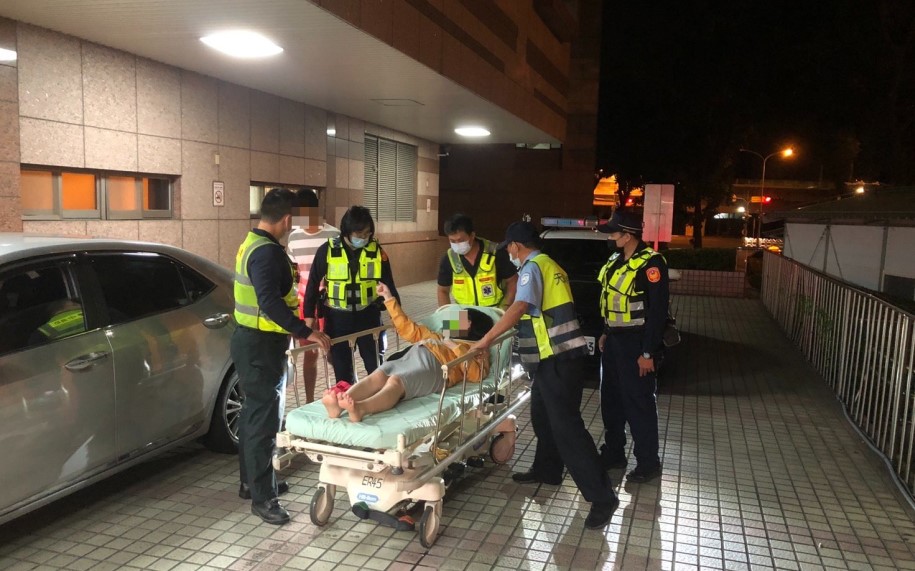 ▲在警車幫忙開道下,孕婦快速抵達醫院產女,母女均安 (圖/台中市警察局 提供)