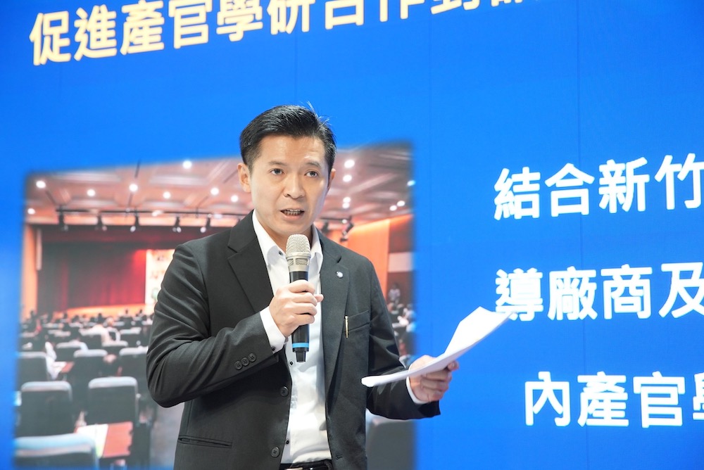 跟進桃園元宇宙 林耕仁合體許修睿何志勇拋「新竹元城市」 66 國民黨新竹市議員候選人何志勇11日指出,民眾黨新竹市長候選人高虹安9月提出元宇宙政見,可惜指出了方向卻無規劃路徑。