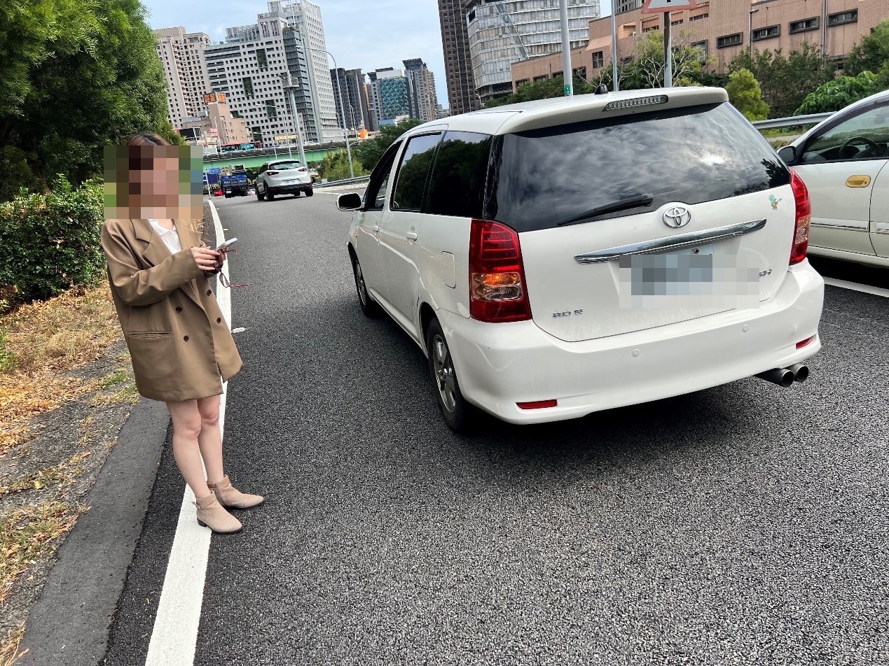 圖片說明:中市警交通警察大隊第二中隊日前緊急救援台中交流道下匝道車輛故障民眾疏導交通及排除障礙。(記者林㤈輝翻攝)
