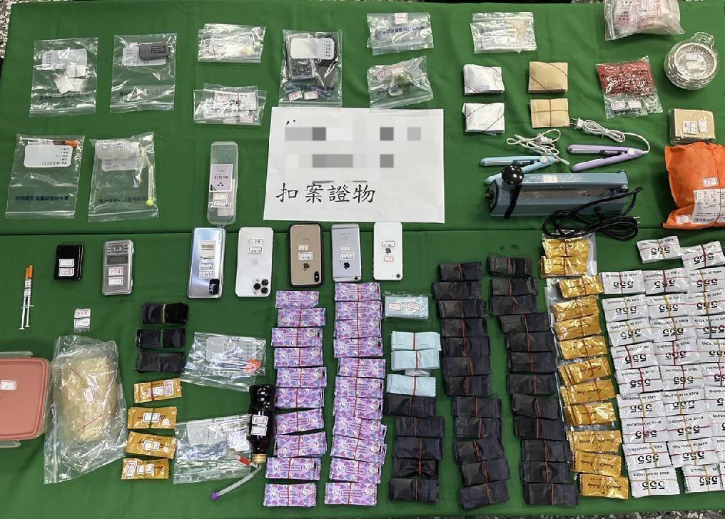 圖片說明:臺中市政府警察局霧峰分局配合執行「緝毒專案」徹底根除毒品犯罪,日前往台中市西區犯嫌藏身處所搜索,當場緝獲第三級毒品咖啡包、封口機、毒品原料卡西酮等證物,依毒品危害防治條例將犯嫌移請臺灣臺中地方檢察署偵辦。(記者林㤈輝翻攝)