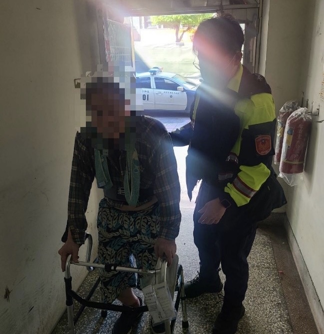 圖片說明:永和暖警護送老翁回家。(記者徐煜勝翻攝)