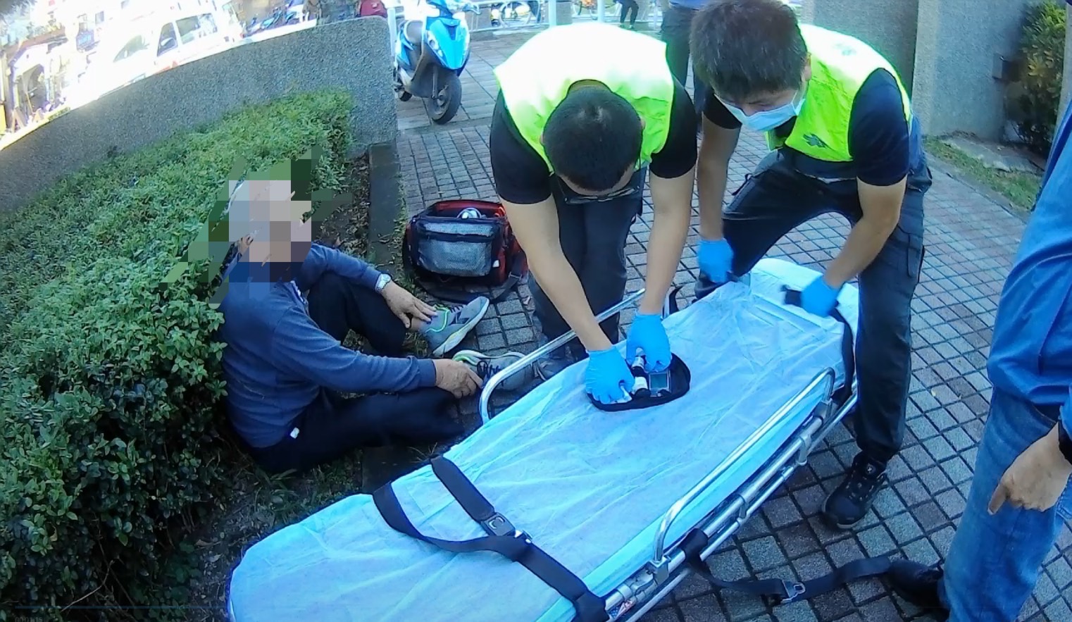圖片說明:樹林警火速救援老翁。(記者徐煜勝翻攝)
