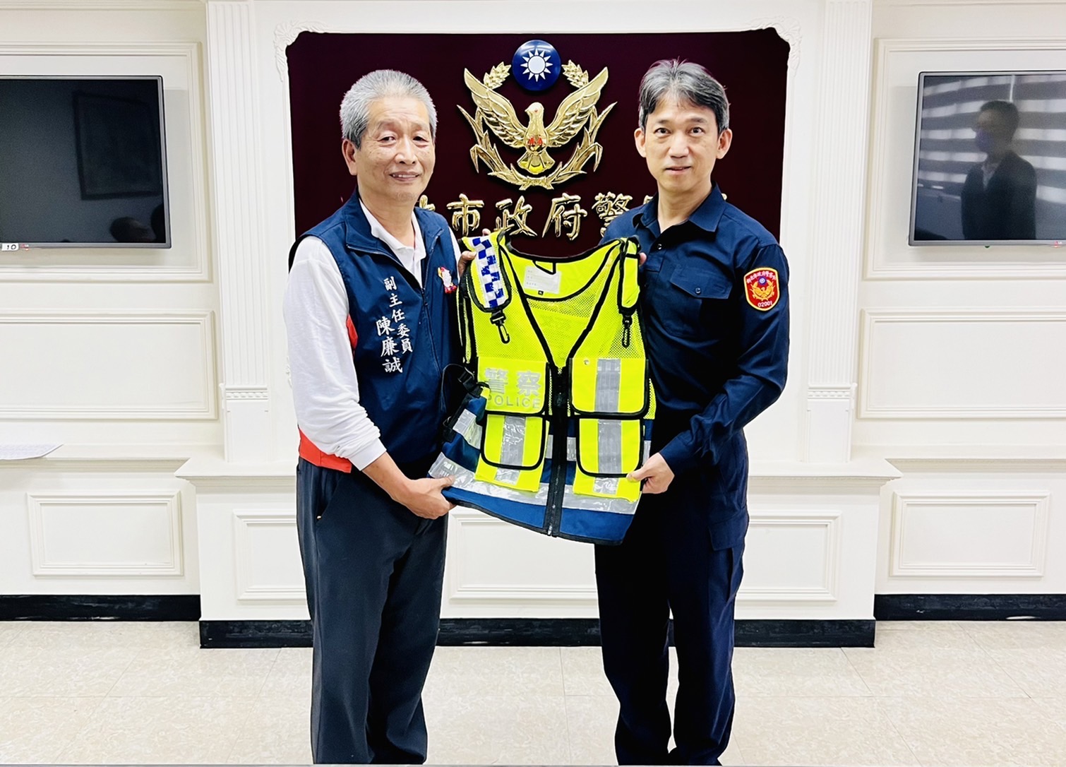 圖片說明:海山警分局長周振安感謝深丘福德宮贈裝力挺。(記者戴昱弘翻攝)