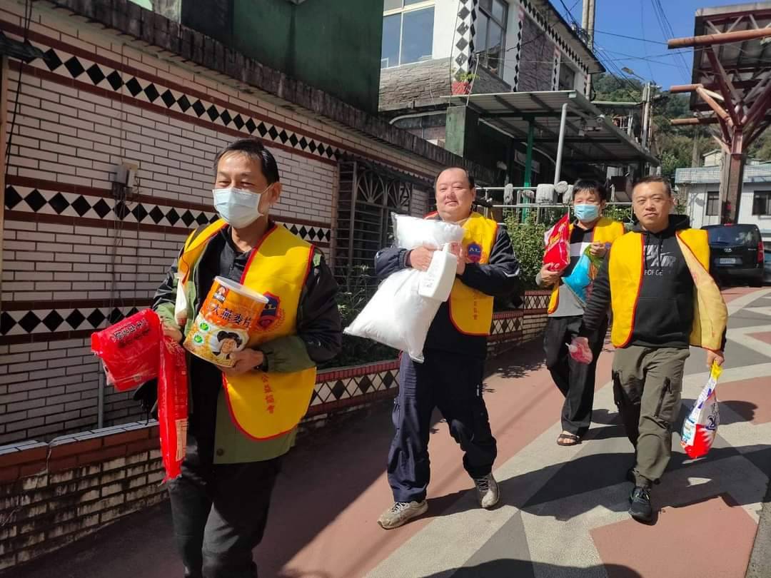 圖片說明:統促黨總裁張安樂和參與黨務運作的張瑋父子聯手推動成立中華安樂公益協會,主動伸援手為弱勢同胞提供民生物資。(圖/翻攝自統促黨臉書)