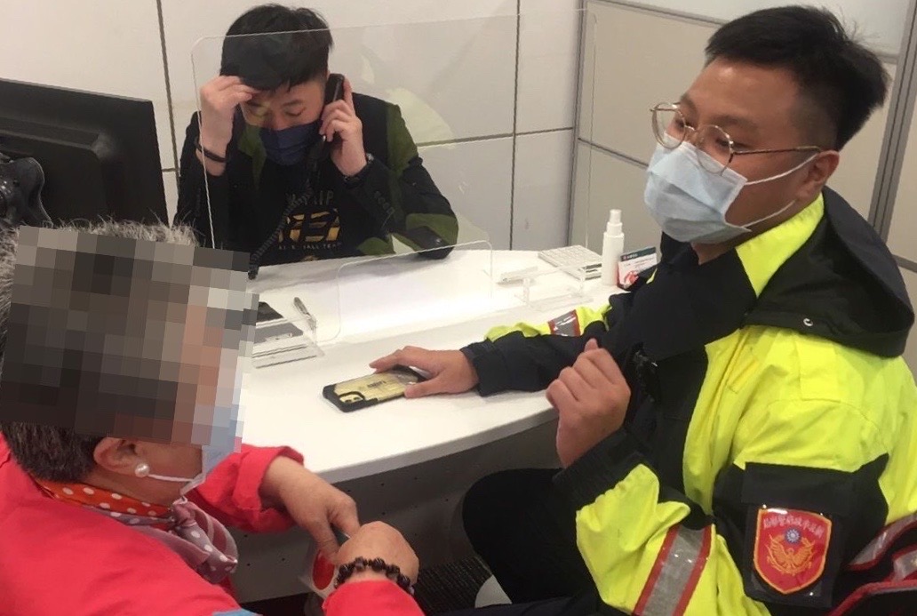 圖片說明:汐止分局與銀行聯手阻止詐騙。(記者徐煜勝翻攝)