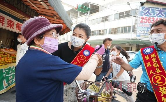 南投縣長候選人許淑華掃街 今(11)日埔里鎮熱鬧拜票